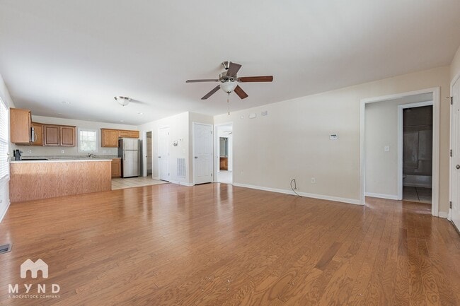 Photo - 902 Appleby St NW