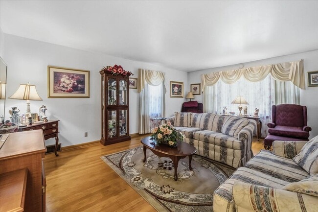 Building Photo - 4431 N 62nd St Unit 4433 Upper