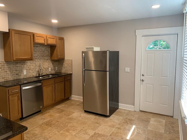 Building Photo - 142-144 W. Norwich Ave. Unit 142