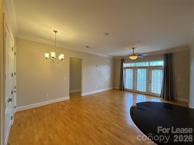 Photo - 2988 Selwyn Ave