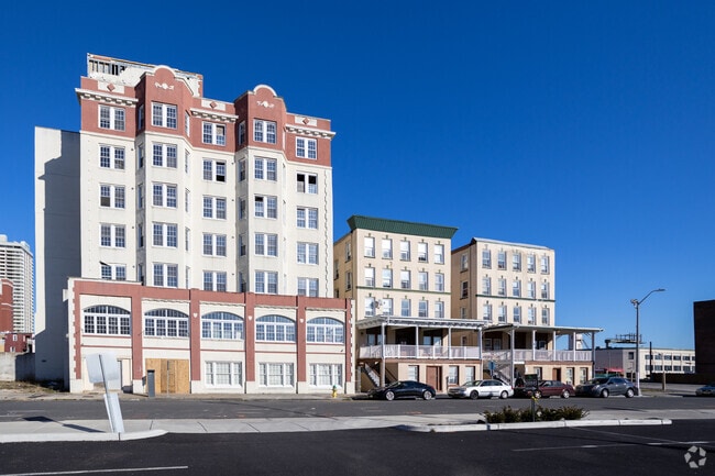 Shamrock Hotel and Apartments - Shamrock Hotel and Apartments