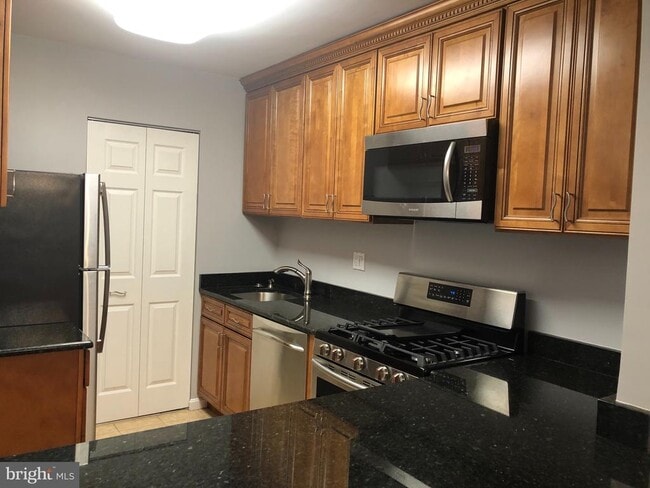 Building Photo - 5817 Cove Landing Rd Unit 301 Rental