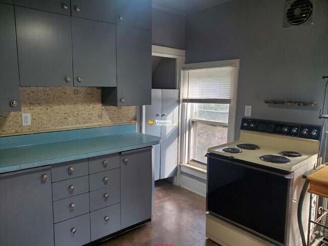Building Photo - Downtown Appleton - Upper apartment Unit 224-1/2UP
