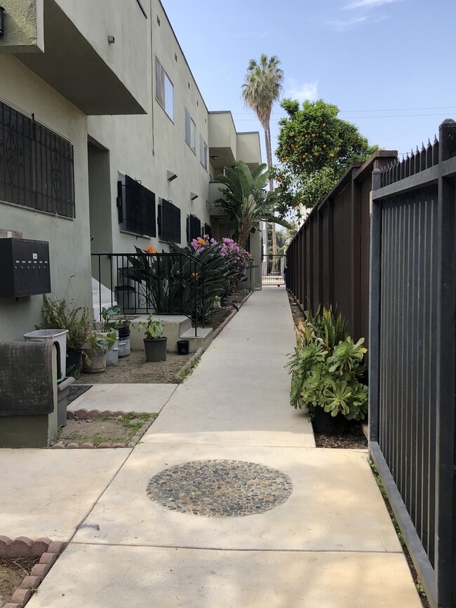 Entry walk way - 2013 S Corning St Apartments Unit #5