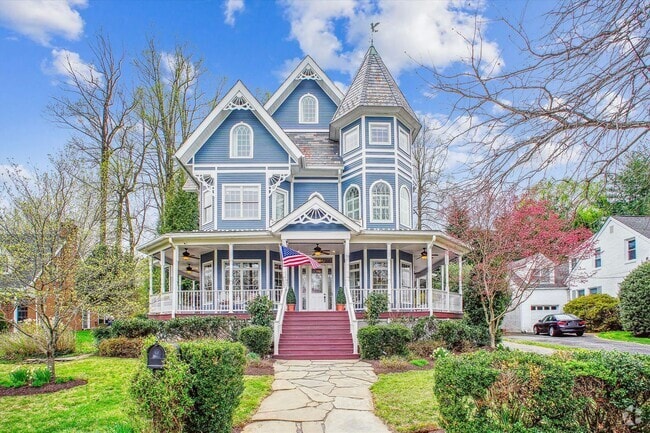 Building Photo - Stunning and Spacious Single Family Home S...