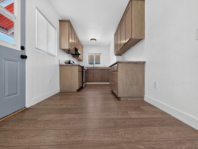 Photo - 9524 Mayne St