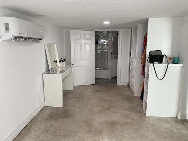 Photo - 2204 Terry St