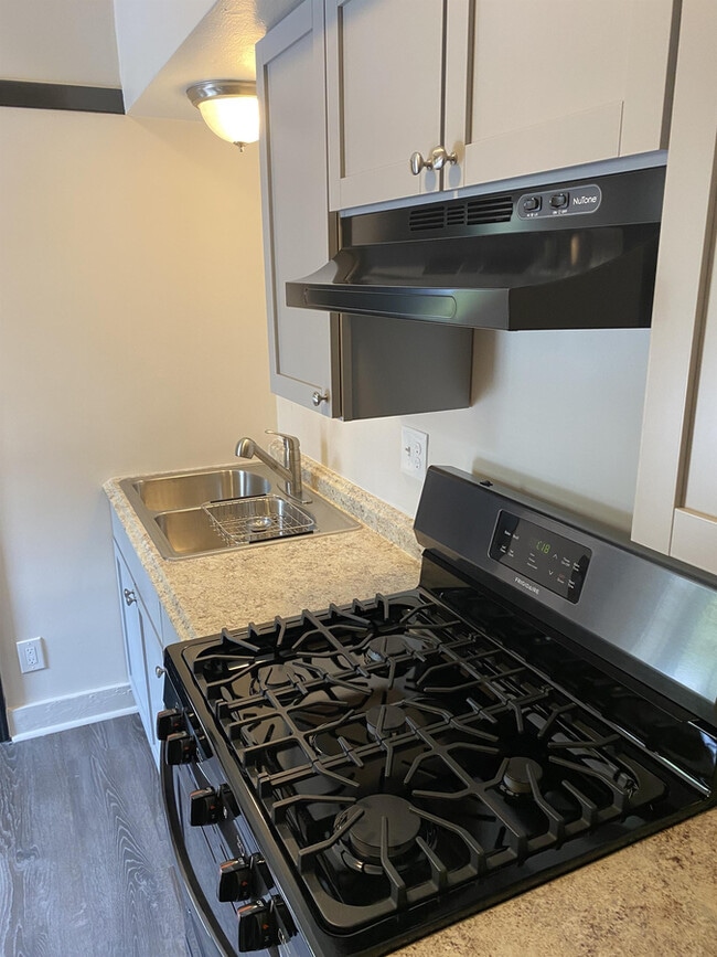 Building Photo - 3919 N Morris Blvd Unit 204 Rental