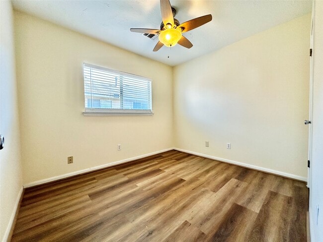 Building Photo - 15503 Town Green Dr