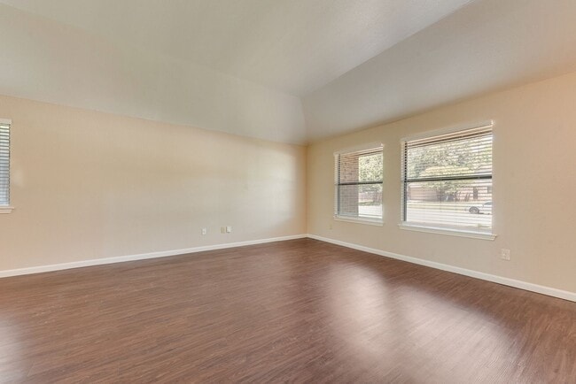 Photo - 208 E Denton Dr