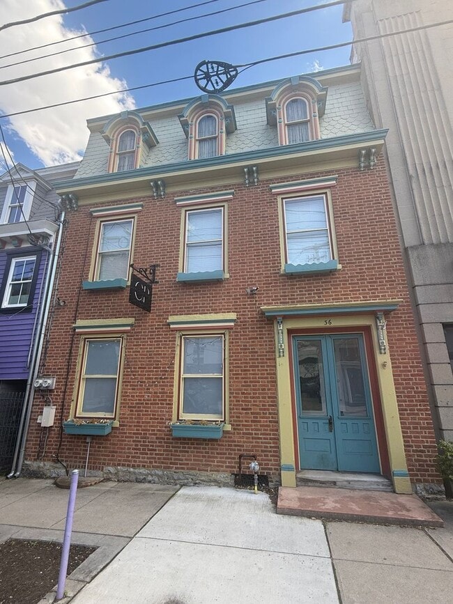 Building Photo - 36 W Pomfret St Unit 2
