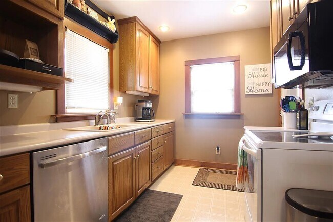 Photo - 907 W 7th St