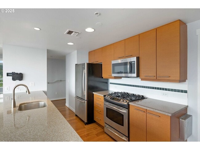 Photo - Modern 2-Bed/2-Bath Condo with Balcony & Prime Downtown Location Unidad 2401