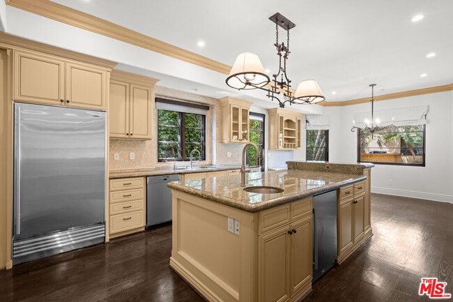 Building Photo - 305 N Palm Dr