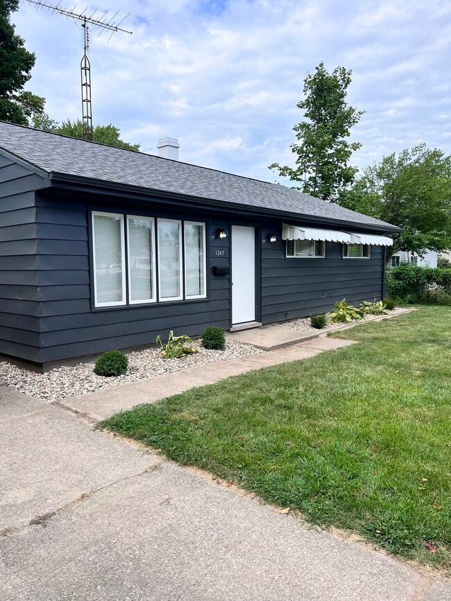 Building Photo - 1247 Dennis Dr Rental