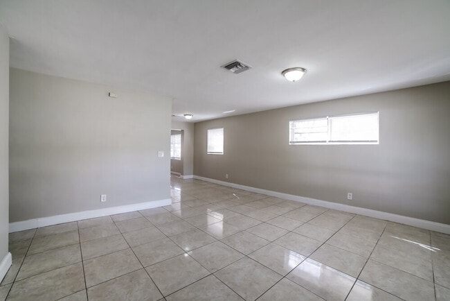 Photo - 2890 NW 20th St