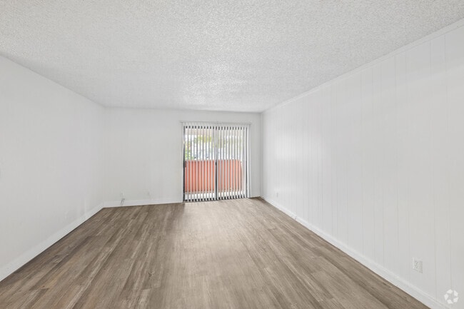 1BR, 1BA - 710SF - Living Room