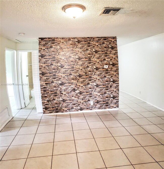 Building Photo - 5939 NW 19th St Unit NA