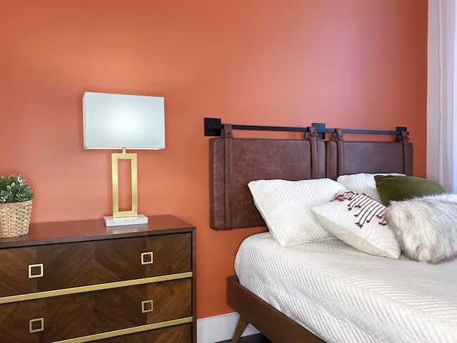 Building Photo - Furnished room/NOT APARTMENT