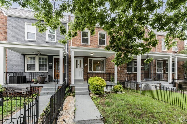 Building Photo - Newly Renovated 5BR/2BA Row home