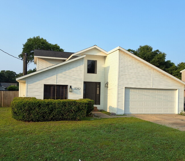 Building Photo - 3282 Fairway Pl