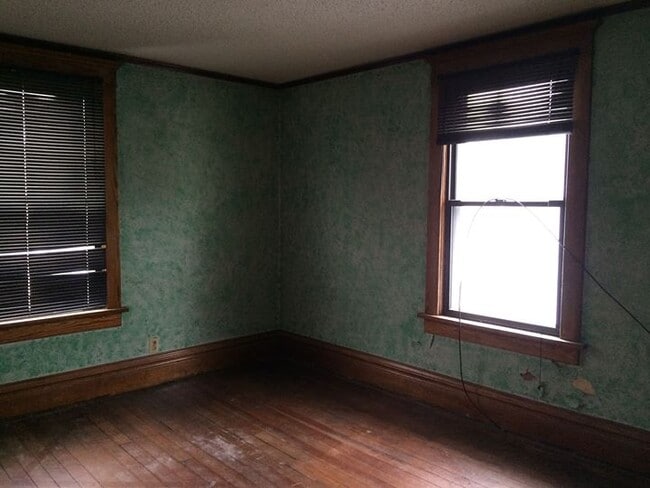 Photo - 618 W 1st St