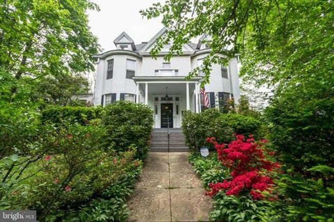 Building Photo - 720 Gladstone Ave Unit #3