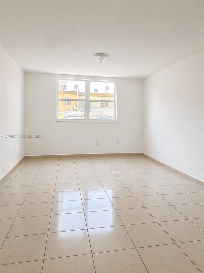 Building Photo - 666 W 81st St Unit 103