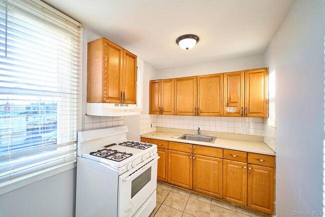 Building Photo - 10 Railroad Ave Unit 1