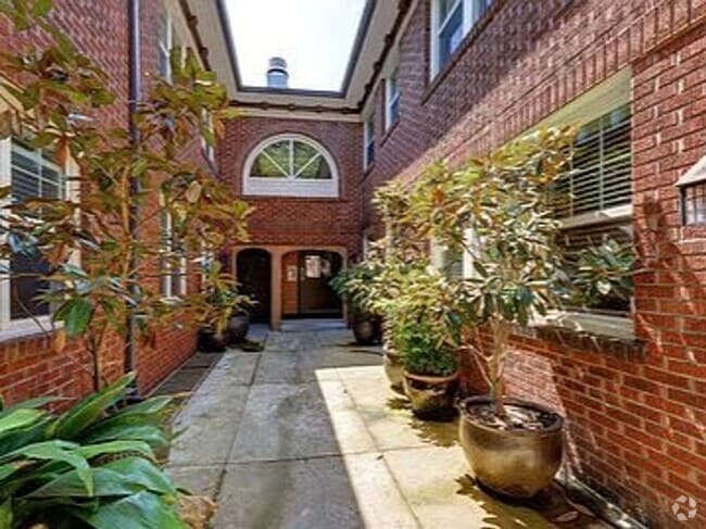 Building Photo - Charming 1 Bedroom, 1 Bath Large Apt in In...