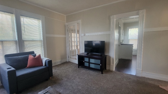 Photo - 4829 Calvert St Unidad 1