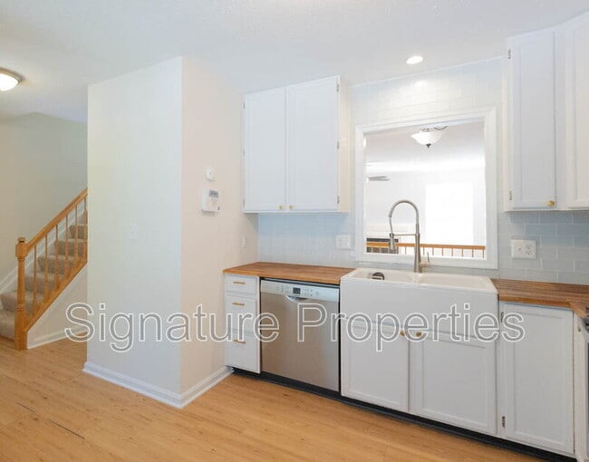 Photo - 405 Lakeview Ct