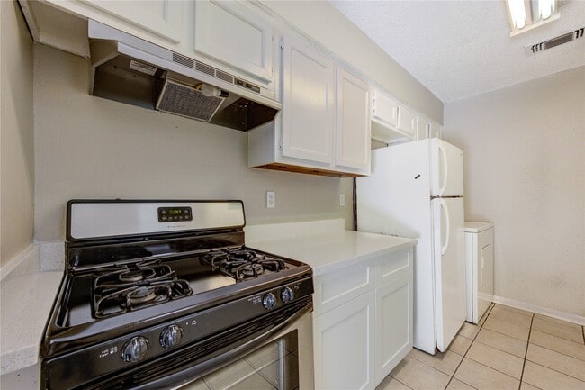 Photo - 212 Quaker Dr