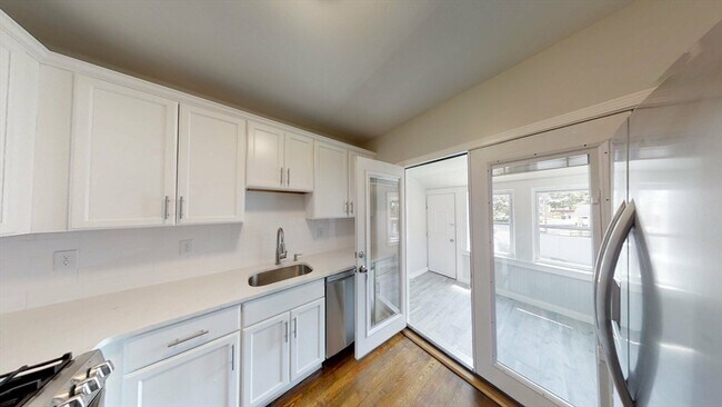 Photo - 836 Canterbury St Unit 2R