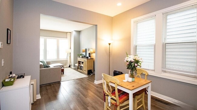 Photo - 1938 N Rockwell St Unidad 1