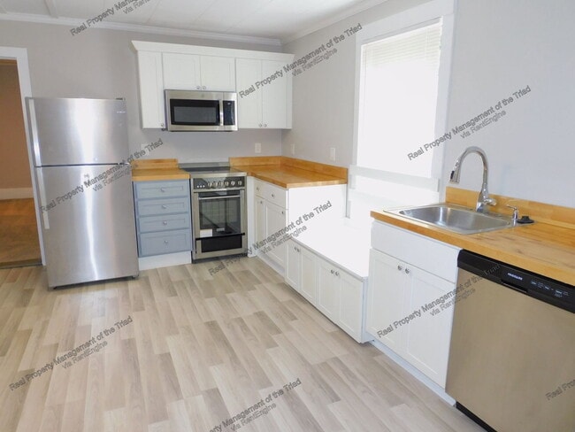 Photo - 936 Albert St SW