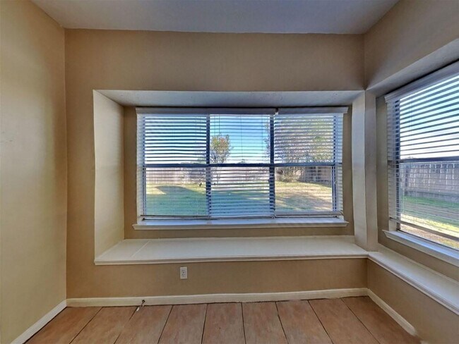 Photo - 2909 Downing St