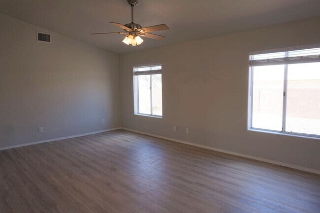 Photo - Summit Ridge 3 Car Garage