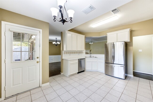 Photo - 22010 Kenlake Dr