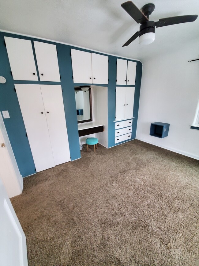 Dormitorio principal con armarios empotrados - 5555 Alcott St