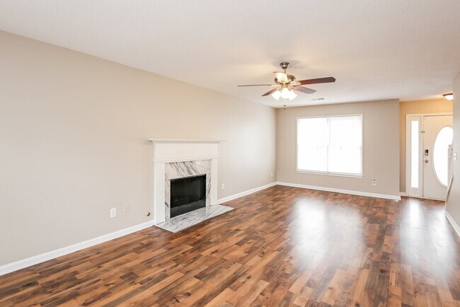 Photo - 460 Heathgate Dr SW