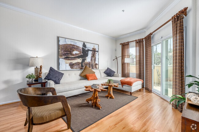 1BR, 1BA - 746SF - Living Room