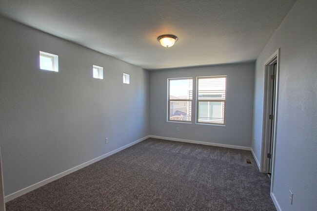 Photo - 5 bed 3.5 bath home in the Meadows