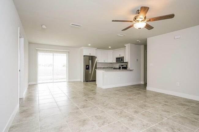 Photo - 1077 Capri Cir