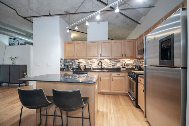 Building Photo - 933 W Van Buren St Unit 422