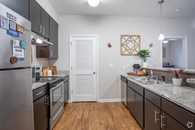 2BR, 2BA - 888SF - Kitchen