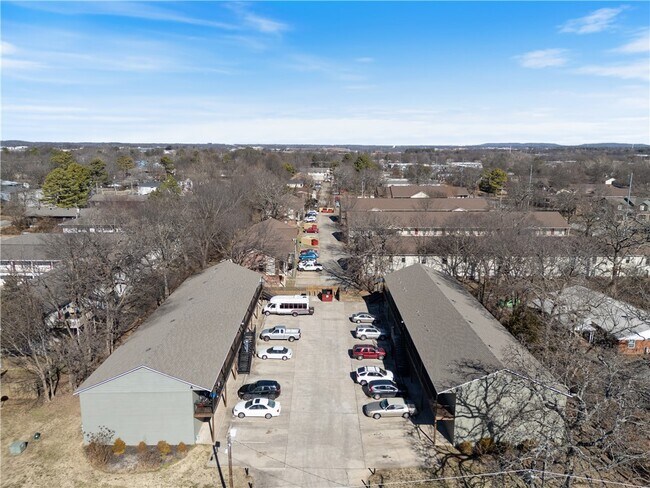 Building Photo - 884 W Holly St