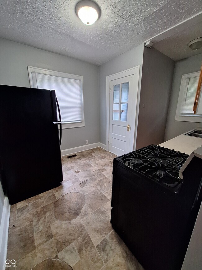 Photo - 319 W 40th St