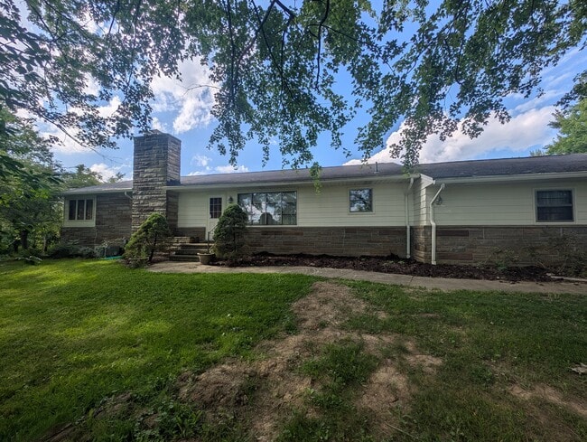 Photo - 225 E Mennonite Rd