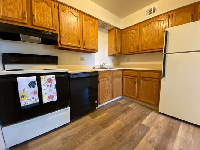 Building Photo - Awesome Two Bedroom at Bellwood Manor - Di... Unit 210 Rental